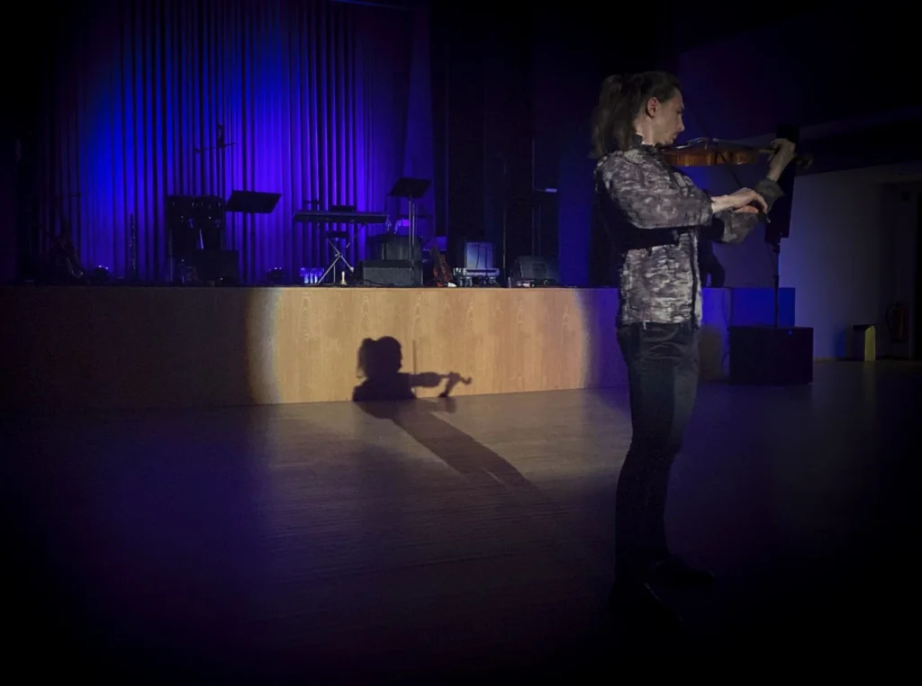 Nicolas Kronthaler spielt Geige bei einer Tangoveranstaltung von tango-x.de